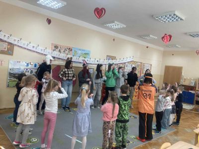 Przedszkolaki i licealiści –wymiana doświadczeń w Jedyneczce